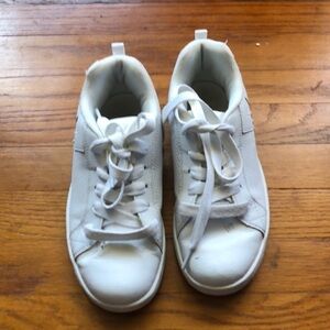 Girls white tennis shoes size 6,5